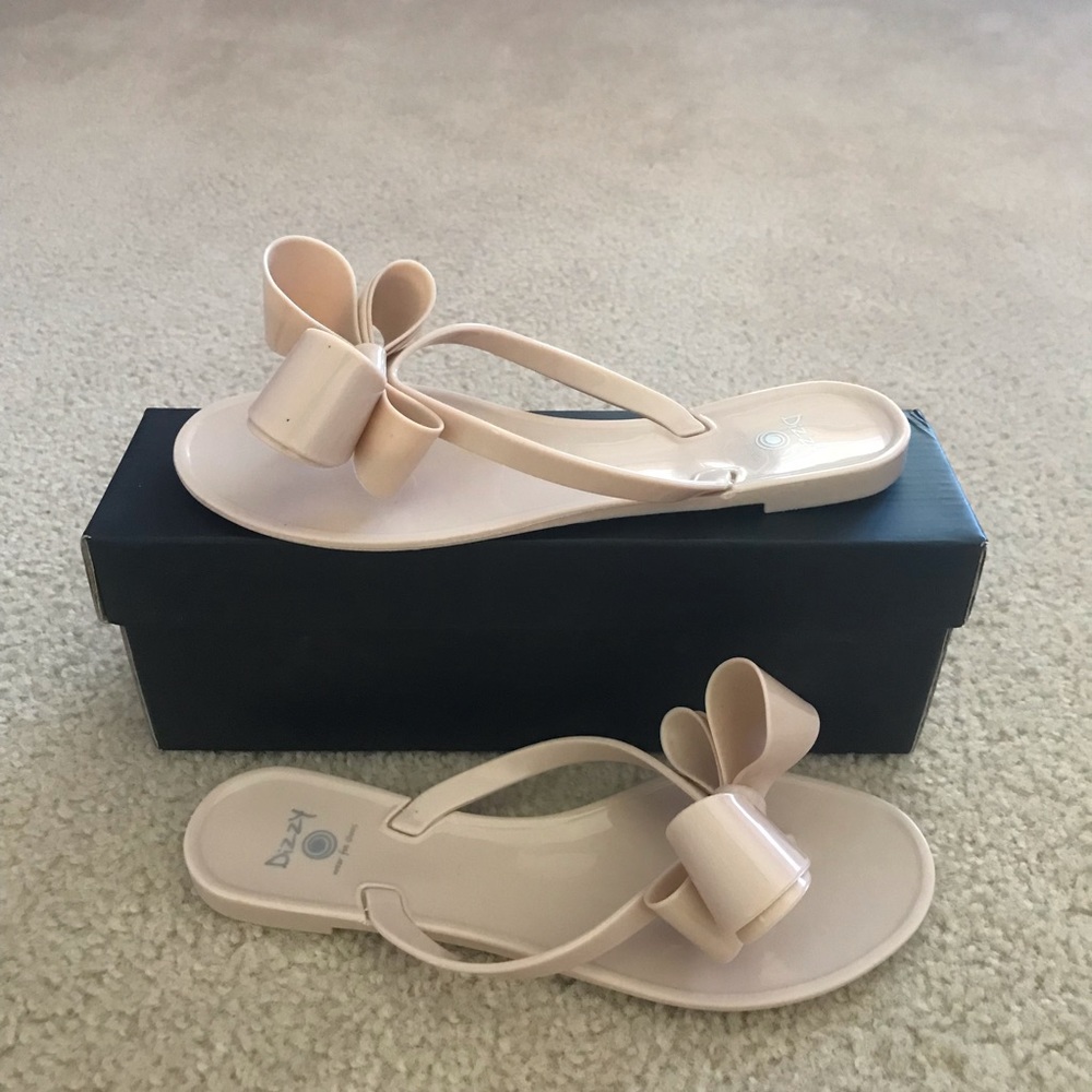 BRAND NEW light beige cute sandals.